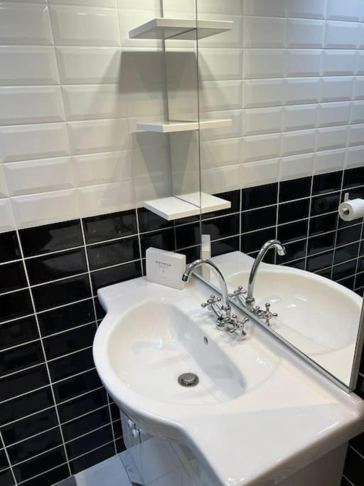 Le Paris Eiffel - Appartement Cosy En Plein Centre Bourgoin-Jallieu Екстериор снимка